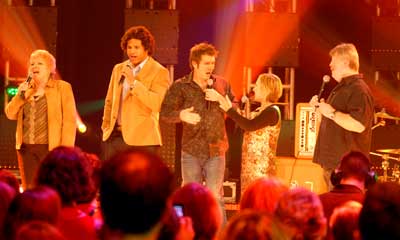 Rhod sees Lowri's hand