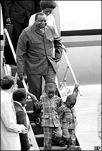Idi Amin, esposa e filhos desembarcam em Nova York para Assembléia Geral da ONU, em 1971