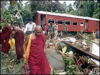 بچ جانے والے محفوظ مقامات تک ہہنچنے کے لیے میلوں چلتے رہے