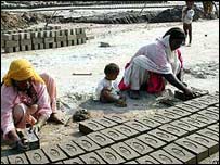 بھٹہ مزدور یونین کے مطابق پاکستان میں اٹھارہ لاکھ افراد بھٹہ مزدوری سے جڑے ہوئے ہیں۔