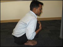 झूलन-लुढ़कन आसन की एक मुद्रा