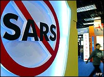 Cartaz com um aviso contra a doença, na China