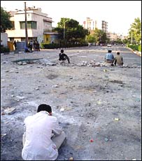 خيابانهای اطراف دانشگاه سوخته از آتش هايی که دانشجويان برپا می کردند 