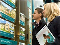 购买房子的人在地产商门外