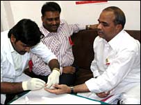 O ministro-chefe estadual (governador) Rajasekhara Reddy fazendo exame de HIV