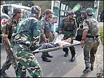 بھارتی فوجی ایک بچے کو ہسپتال لے جاتے ہوئے