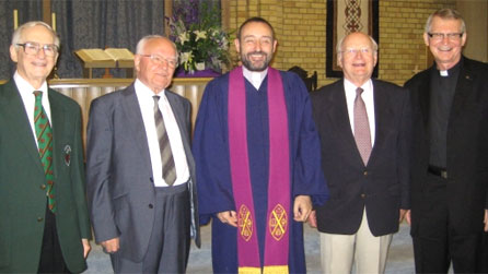 Y Parchedig Deian Evans gyda rhai o arweinwyr yr eglwys a'i dad, Irfon Evans, ail o'r chwith. Llun oddi ar wefan yr eglwys.