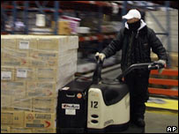 کارگر آمریکایی در کارخانه ای در کالیفرنیا