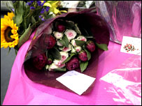 Người dân Luân Đôn đặt hoa ở trước một trong các bến tàu bị đánh bom năm ngoái