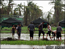Binh sĩ trên đồng lúa ở Dedaya