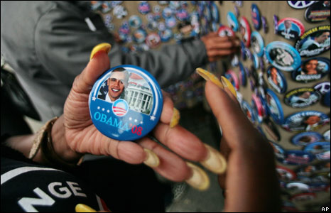 Các cúc áo in hình ứng viên Tổng thống bán tại Harlem, New York