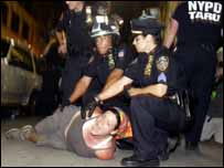 Polícia de Nova York prende manifestante em protestos anti-Bush