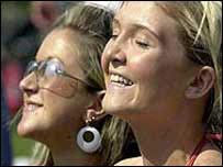 دو جهانگرد در حال آفتاب گرفتن 