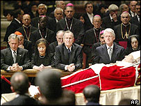 Tổng thống Bush cùng hai vị tiền nhiệm viếng linh cữu Giáo hoàng John Paul II