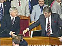 Başbakan Yury Yekhanurov ve Cumhurbaşkanı Viktor Yuşçenko