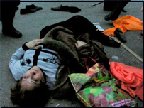 يکی از تظاهرکنندگان باکو نقش زمين شده است