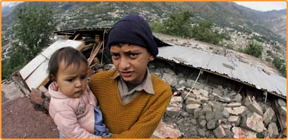 پاکستان کے زیرانتظام کشمیر میں زلزلے سے متاثر ہونے والا ایک خاندان