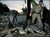 Policial saudita em local de explosão em Riad em 9 de novembro de 2003