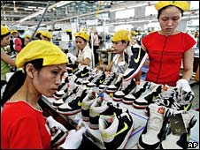 Nhân công nhà máy giầy Nike ở Việt Nam