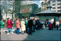 Público faz fila no Tkts, o quiosque que vende ingressos com desconto para peças de teatro em Londres