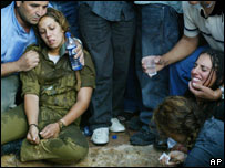 Soldadas choram durante funeral de colega morto por palestinos em Morag