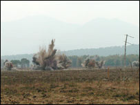 Ảnh chụp cảnh đặt thuốc nổ phá bom