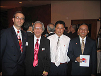 (Trái qua phải) Chuyên viên chính trị R.Silberstein, GS Trần Khuê, Kỹ sư Phương Nam và Mục sư Phạm Thanh Nhẫn.