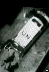 اسرائیلی فوج کی طرف سے لی گئی ایک تصویر میں ایک فلسیطینی شدت پسند کو مبینہ طور پر اقوام متحدہ کی گاڑی میں راکٹ لوڈ کرتے دکھایا گیا ہے