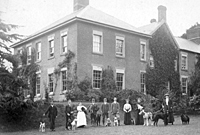 Gweision a morynion Eithnog Hall gydag aelodau o deulu Crewe-Read