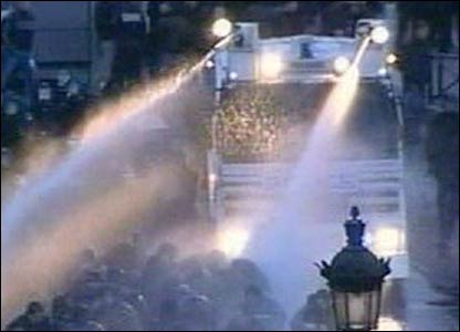 Polisi belakangan menggunakan meriam air untuk mengatasi sekelompok massa pengunjukrasa di Paris.