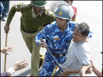 مغربی بنگال میں پولیس اور مظاہرین کے درمیان جھڑپ