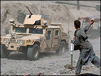 Amerikan araçlarına taş atan Afgan