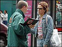 专业募捐者在街头