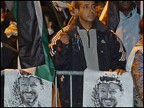 Filistin lideri Yaser Arafat'tan haber bekleyen Filistinliler