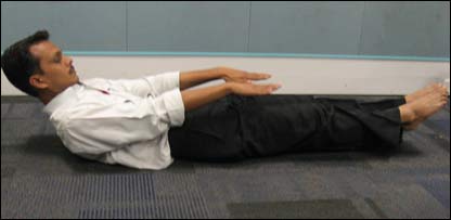 नौकासन की मुद्रा