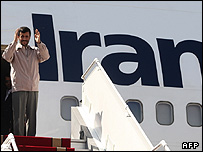 محمود احمدی نژاد در حال ترک تهران