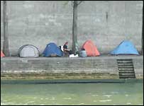 Sem-teto em Paris, à margem do Sena.