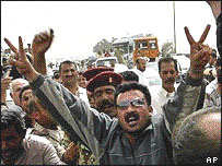 Іракці показують переможні знаки