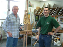 Ông Ernie Donaugh (bên trái)