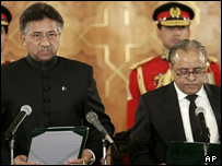 مشرف همراه با عبدالحمید دوگر رئیس دیوان عالی در مراسم ادای سوگند -