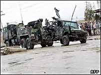 قندهار -  آيساف لاشه يک اتومبيل را پس از حمله انتحاری منتقل می کند