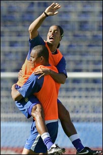 Dida carrega Ronaldinho Gaúcho durante treino na Copa das Confederações