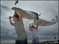 Crianças brincam com ventos trazidos pelo Ophelia em Daytona Beach, na Flórida
