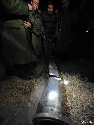 工作人員勘驗山西天脊煤化工集團廠內導致苯胺洩漏的破損管道(新華社圖片6/1/2013)