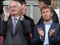 切尔西俱乐部主席巴克（左）与老板阿布