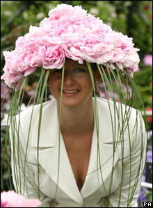 Çiçeklerden bir şapka