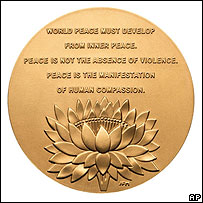 Verso da Medalha do Congresso dos EUA para o Dalai Lama