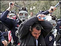 پليس ترکيه تظاهرکنندگان را مورد ضرب و شتم قرار می دهد