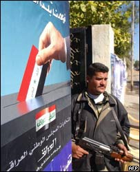 Guarda e cartaz sobre a votação no Iraque