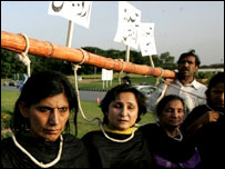 ریپ پر تجویز کیے جانے والے نئے قانون کے خلاف اسلام آباد میں عورتوں کا احتجاج  (فائل فوٹو)